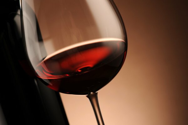 Glas Rotwein mit Reflexion
