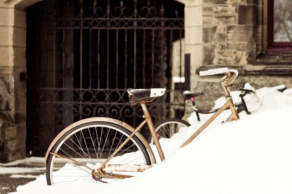 Vélo en hiver à l entrée du bâtiment