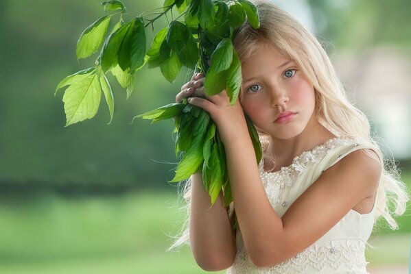 Bella ragazza con ramoscello verde