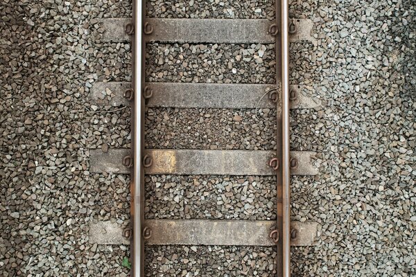 Vista desde la parte superior de un ferrocarril salpicado de piedras