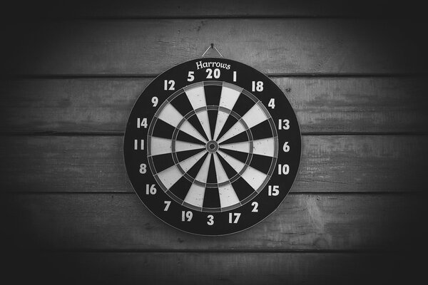 Ein Dart-Ziel, das an einer Wand hängt