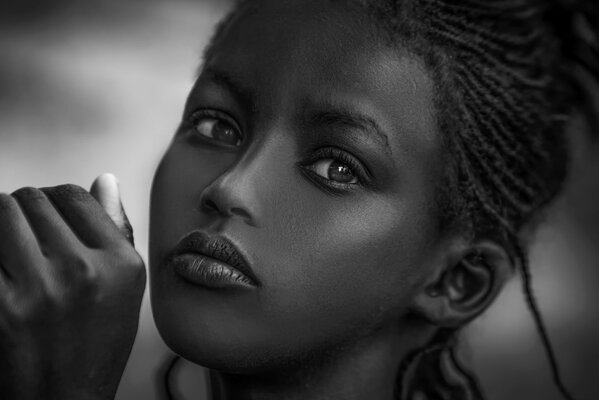 Hermosa chica de piel oscura mirada