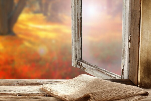 Sackleinen am Fenster mit Blick auf die Herbstlandschaft