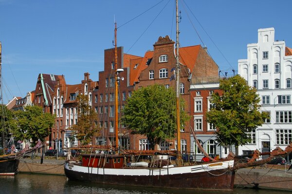 Lungomare in Germania. Veliero. Fiume. Po
