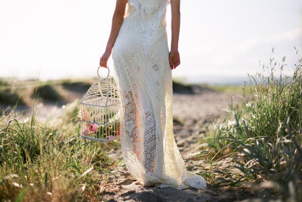 Ragazza in abito da sposa dal retro