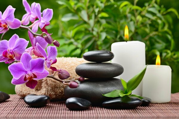 Spa Steine mit Kerzen und Orchideen