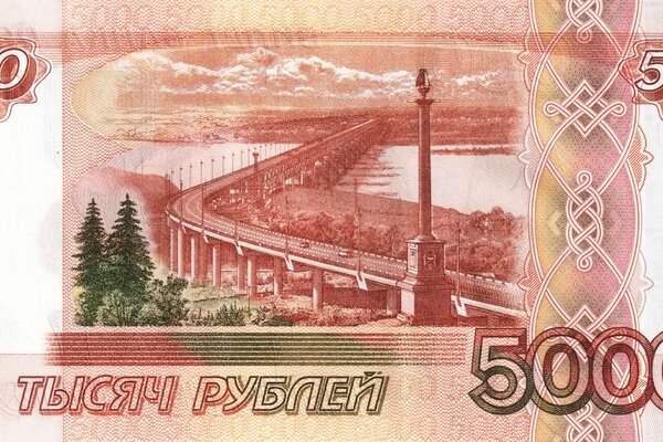 Una banconota da cinquemila rubli russi