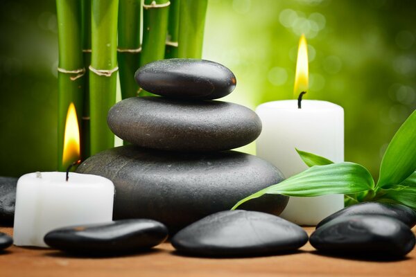 Bambú con hojas y piedras de Spa. Relajación máxima