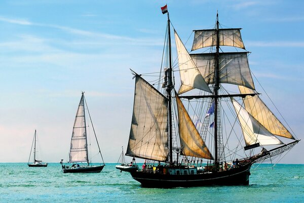 Velero en el mar al aire libre