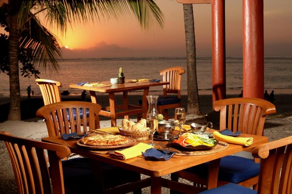 Abendessen am Abend im Restaurant am Meer