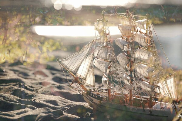 Barca decorativa sulla riva sabbiosa