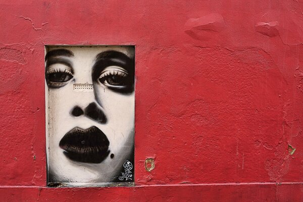 Parete rosa con graffiti del viso della ragazza