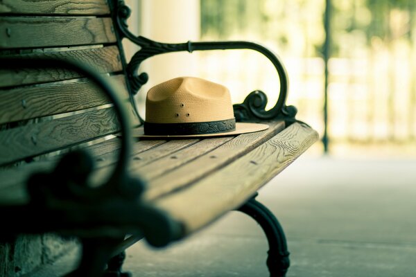 Chapeau à bord oublié sur le banc