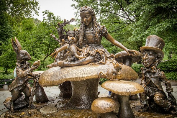 Foto della scultura di Alice nel paese delle meraviglie