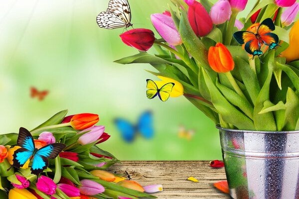 Ramo de tulipanes en un cubo sobre una mesa con tulipanes y mariposas voladoras