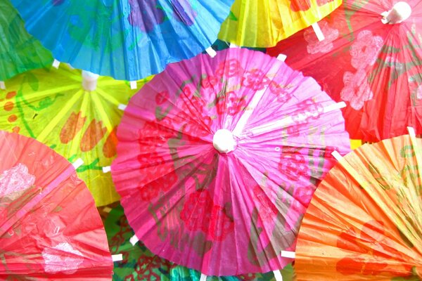 Bouquet von bunten Regenschirmen für Cocktails