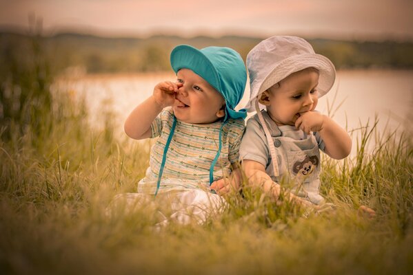 Маленькие детки в панамках на природе