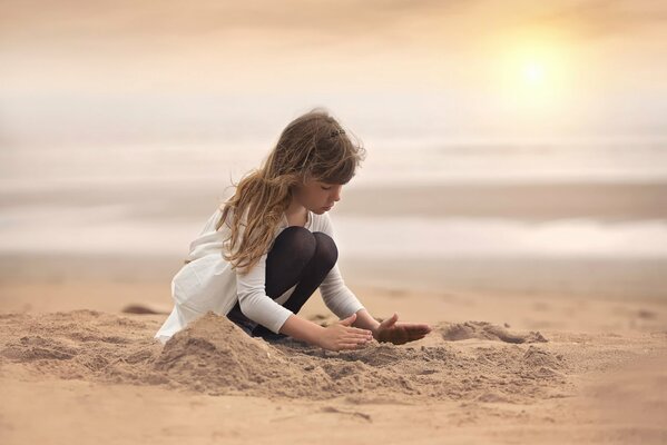 Mädchen, die am Strand kreativ ist