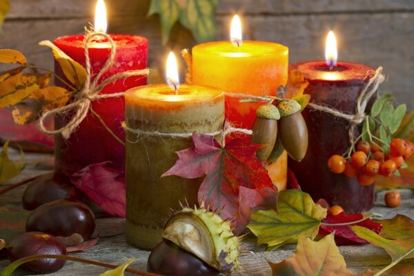 Natura morta in stile autunnale con candele e foglie