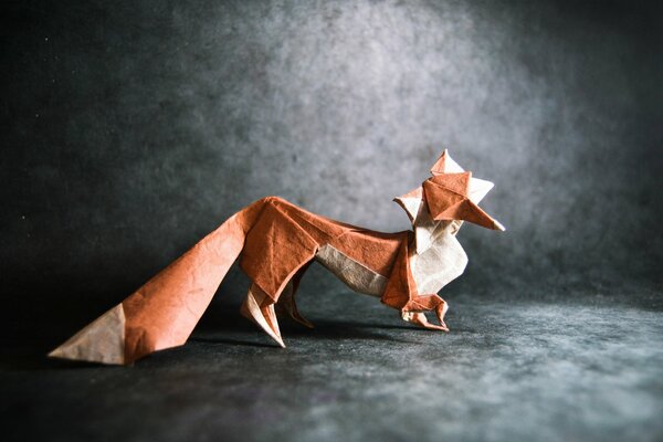 Origami Fox con cola gris