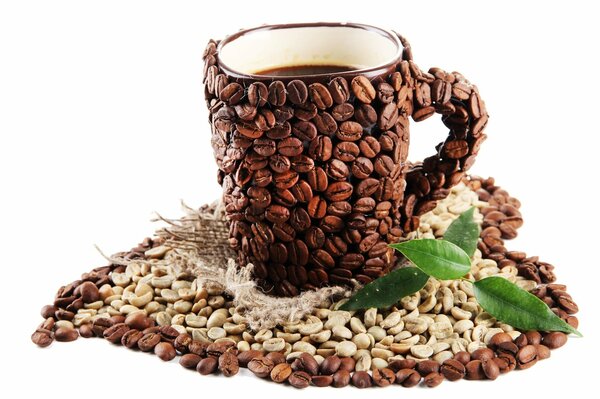 Taza de granos de café sobre fondo blanco
