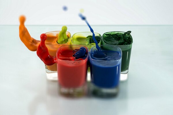 Pintura diferente en vasos derramados