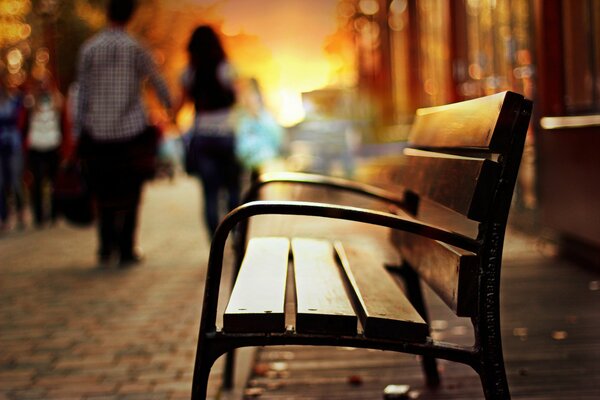 Banc sur fond de coucher de soleil, fille et mec