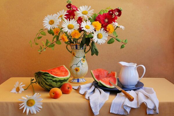 Stillleben mit einer Vase mit Wildblumen und einer Wassermelone