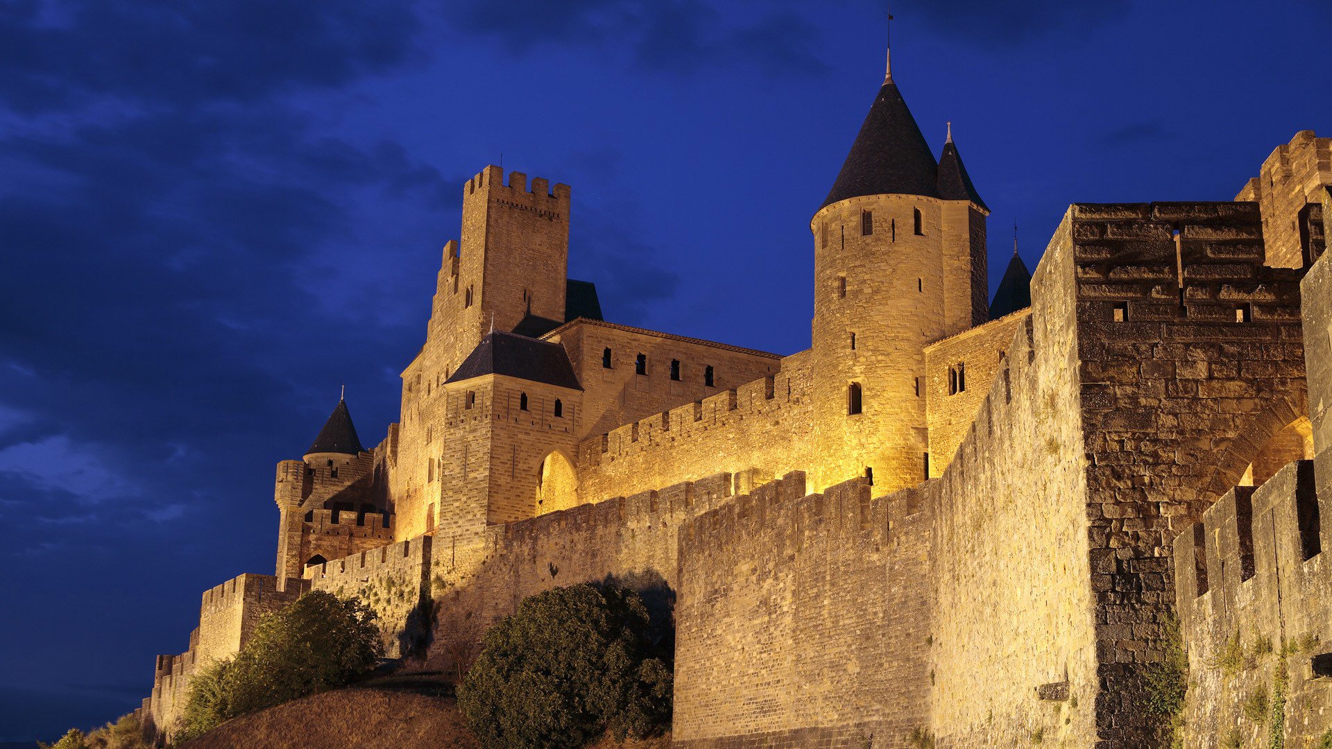 carcassonne francja niebo noc wzgórze zamek mur twierdza wieża