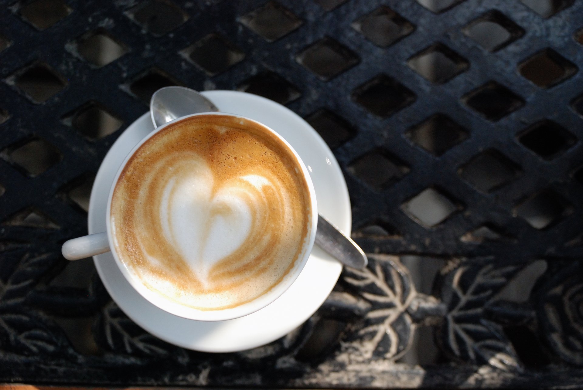 piattino tazza cucchiaio cappuccino schiuma cuore bevanda