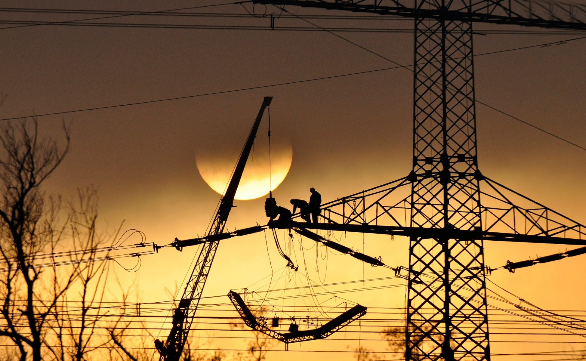 linee elettriche sole fili elettricisti lavoro