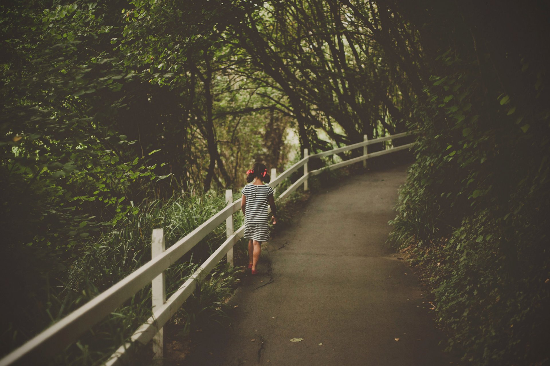 marche fille passerelle