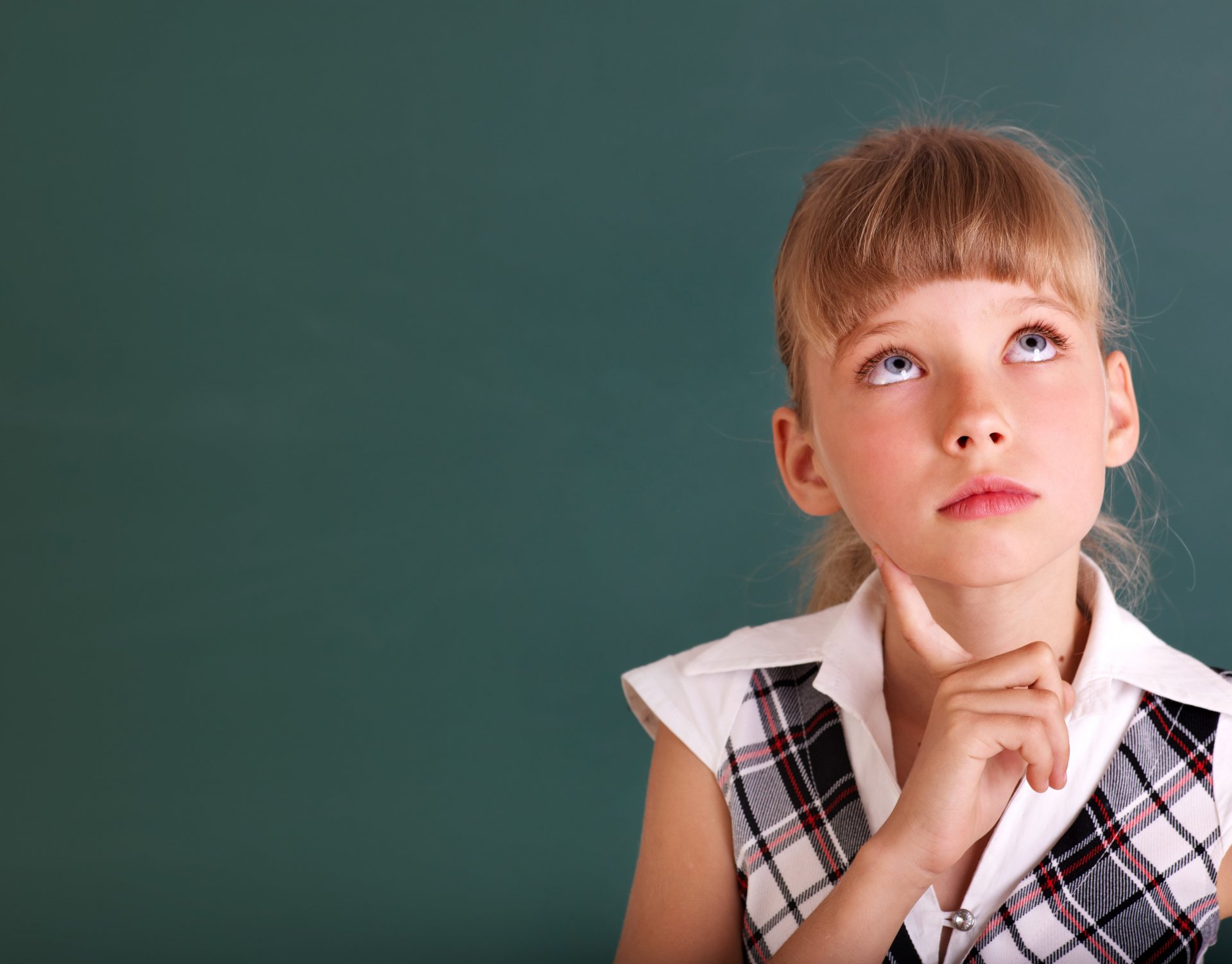 mädchen schulmädchen blick nachdenklichkeit