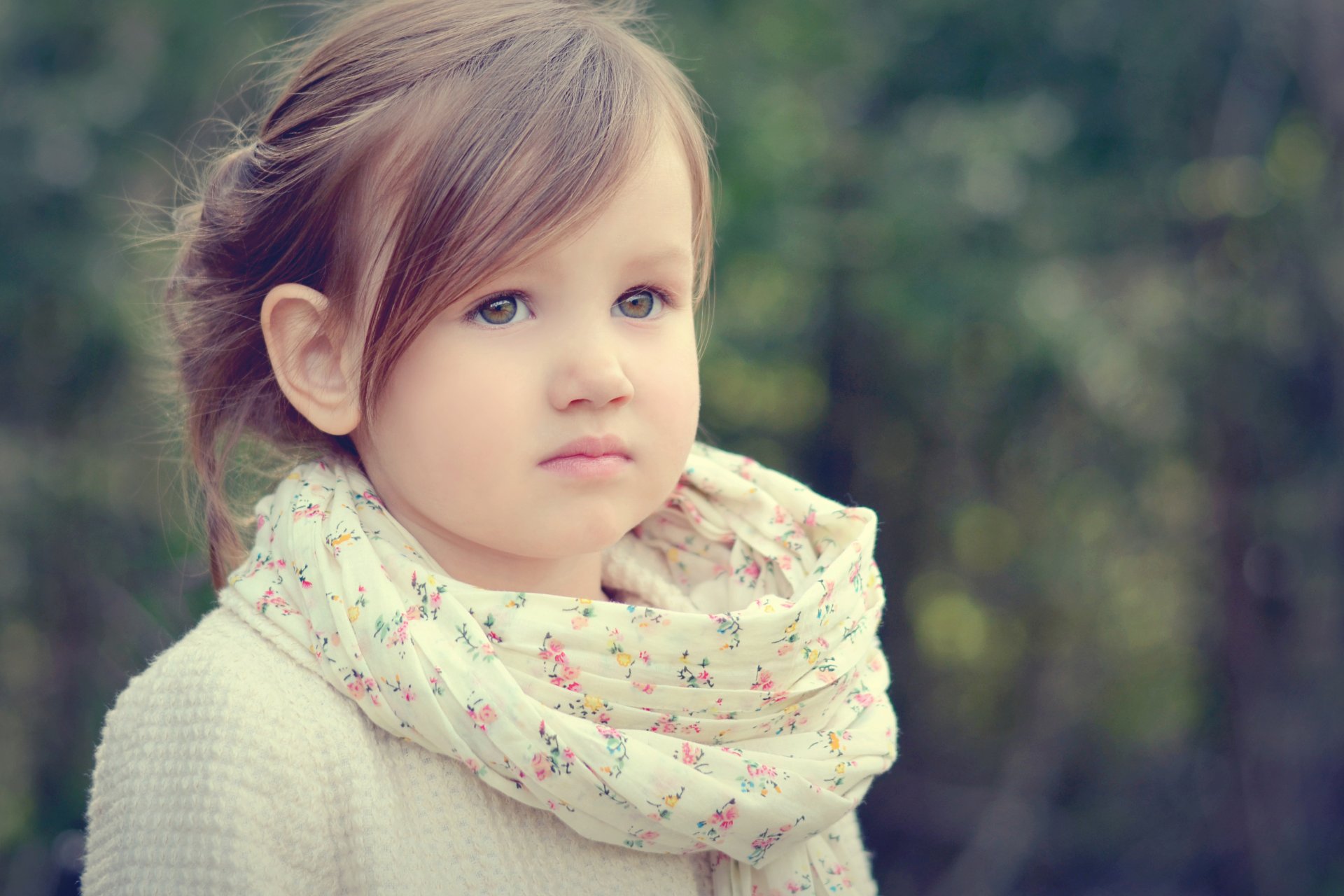 chica retrato mirada bokeh