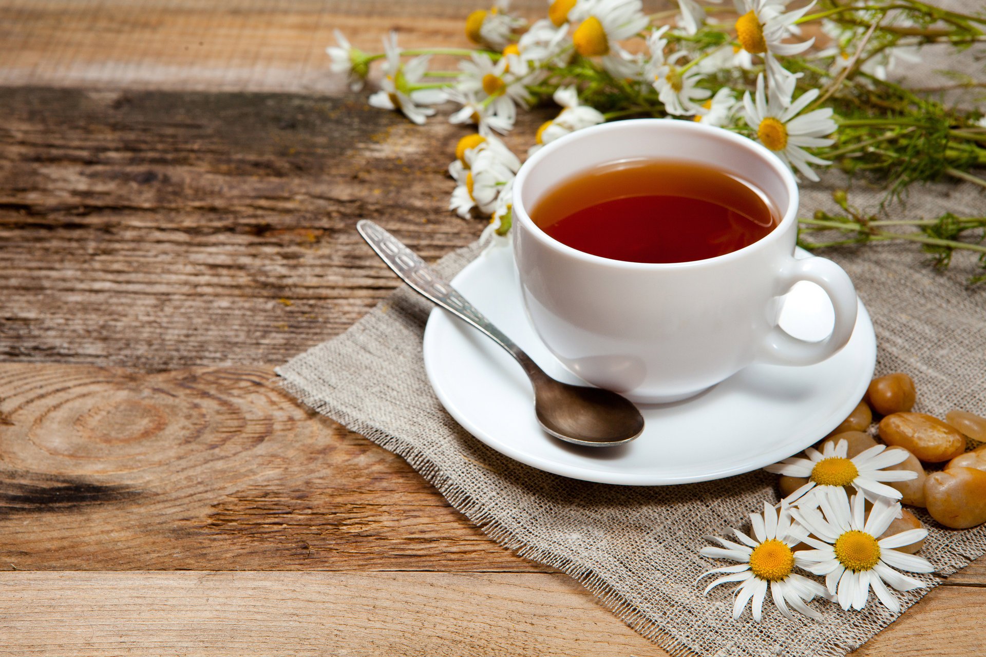 taza platillo cuchara manzanilla té bebida