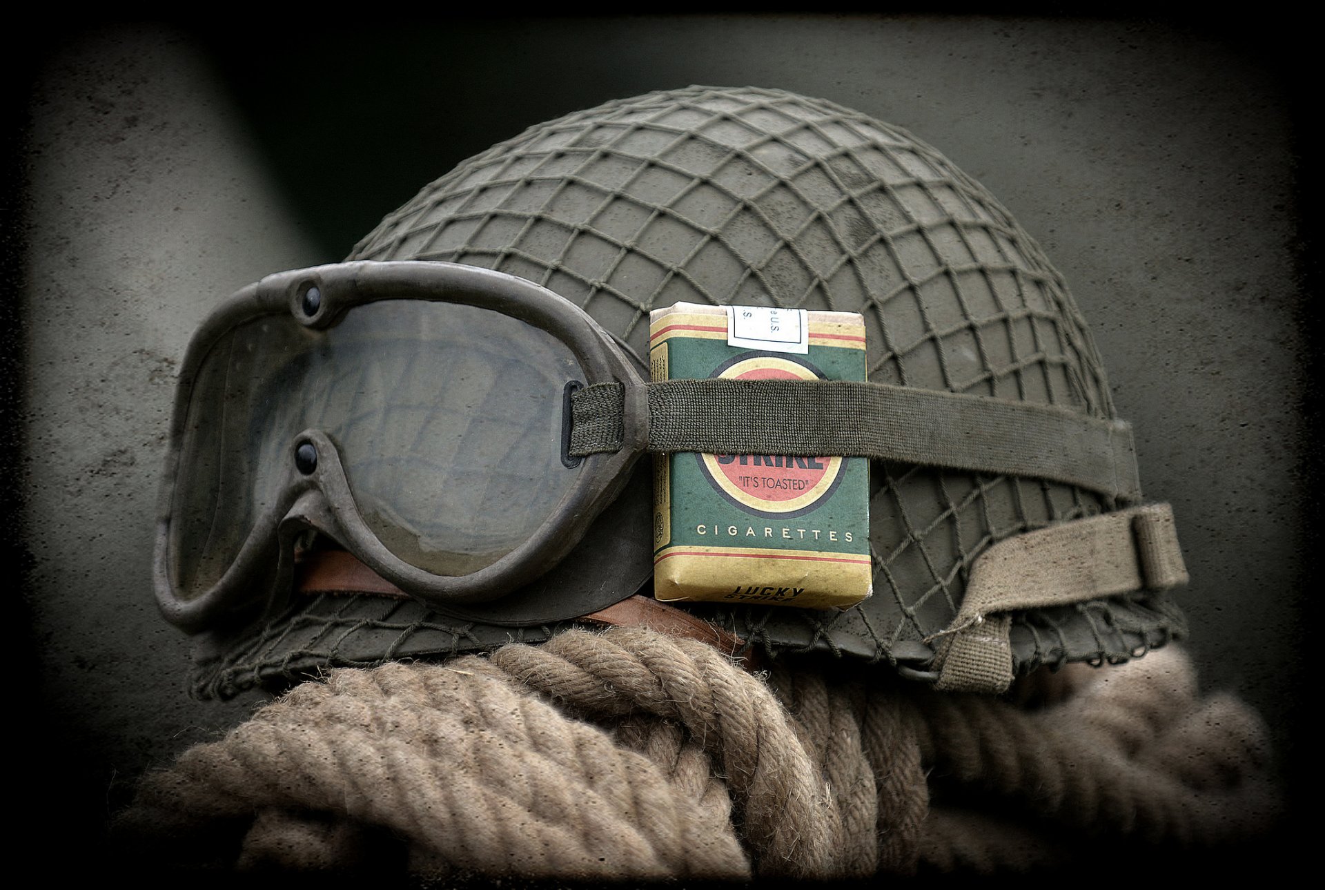 casco ejército paquete de cigarrillos gafas