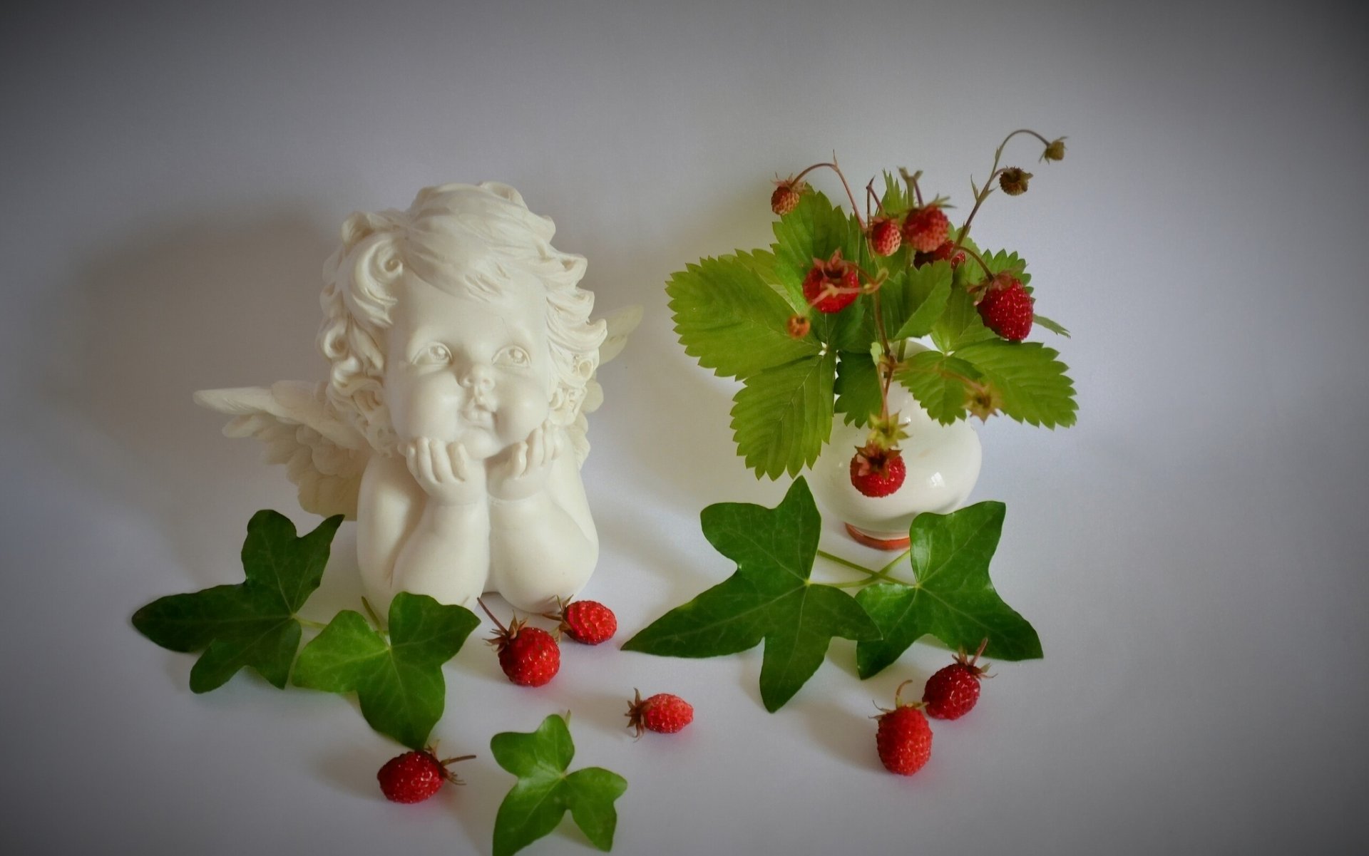 baies fraises statuette ange nature morte