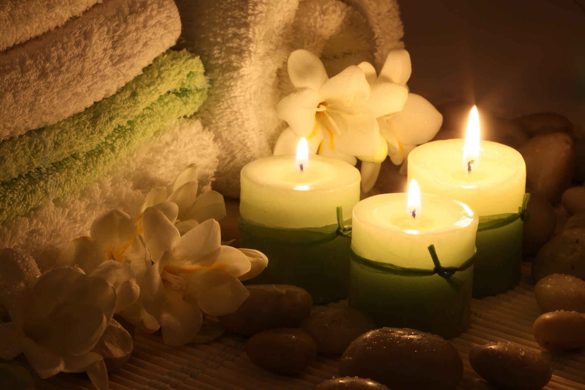 spa spa piedras toalla flores velas