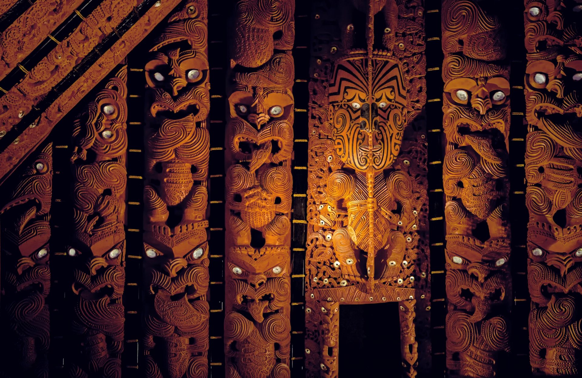 auckland memorial museum neuseeland holzskulpturen augen beobachten maori