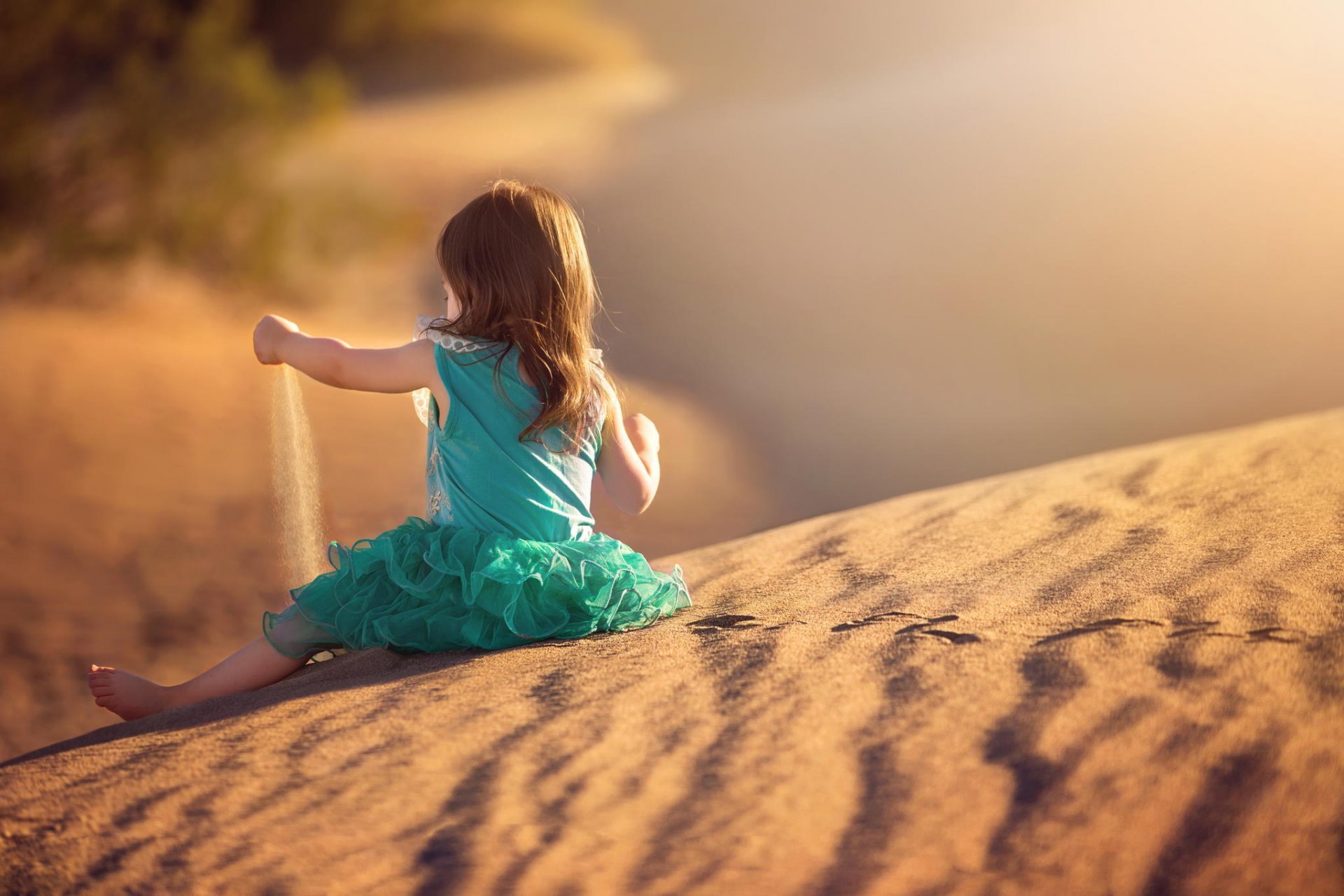 mädchen kleid sand fußabdrücke