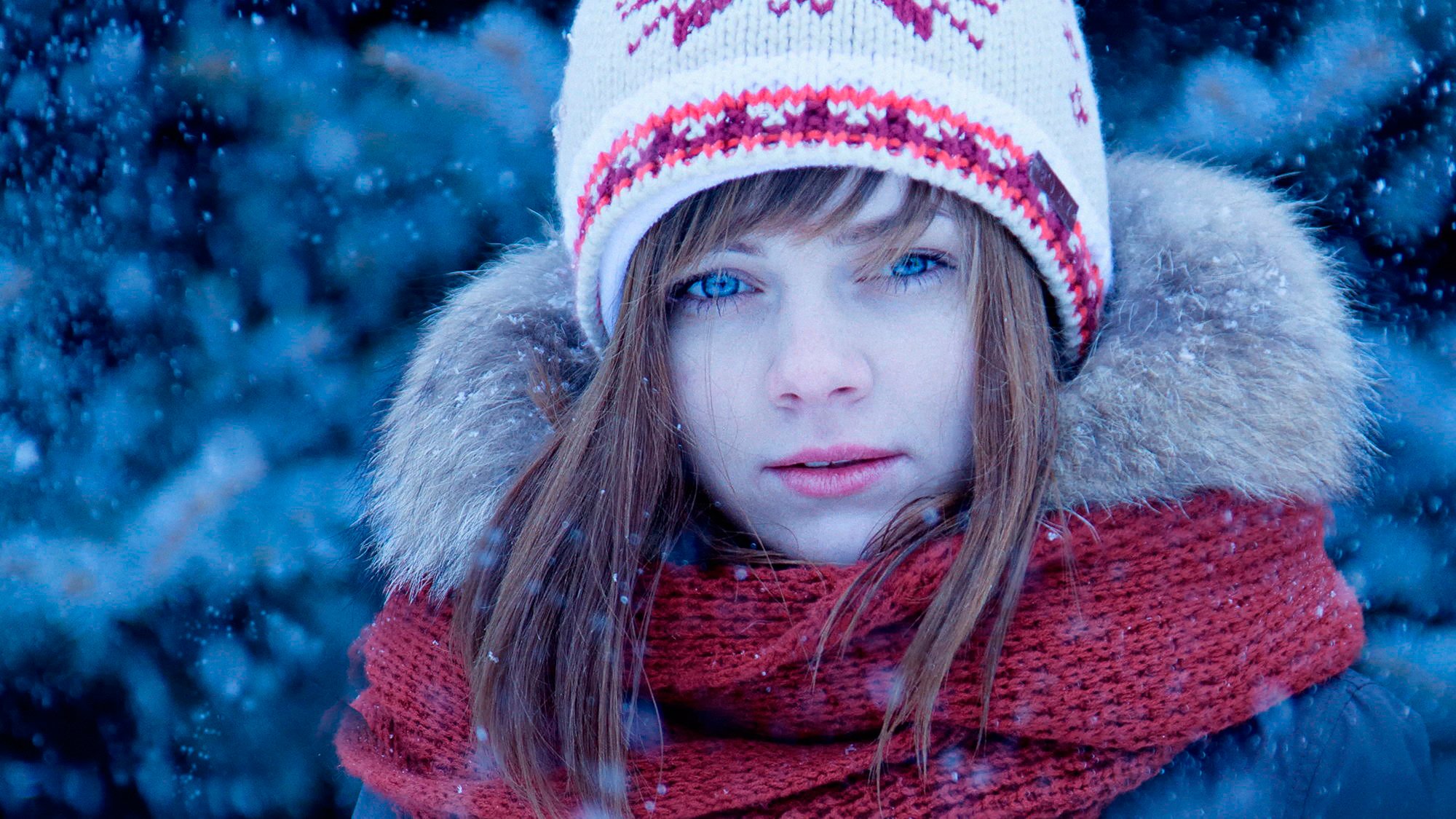 ragazza sciarpa cappello ritratto neve inverno