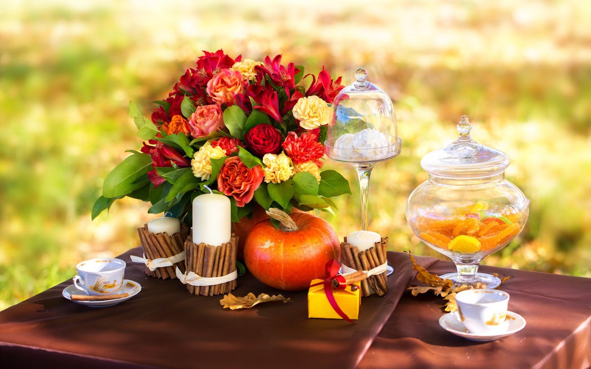 automne pique-nique feuilles fleurs roses bougies café