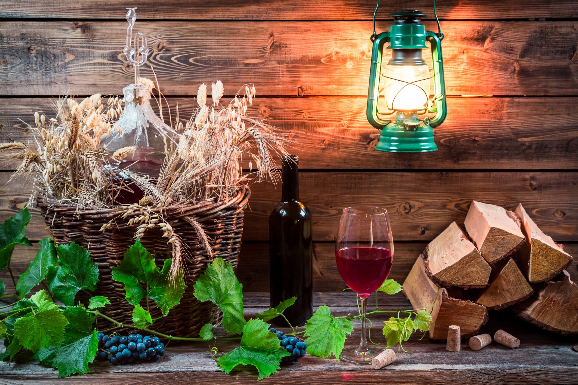 flasche wein rot traube rebe blätter korken