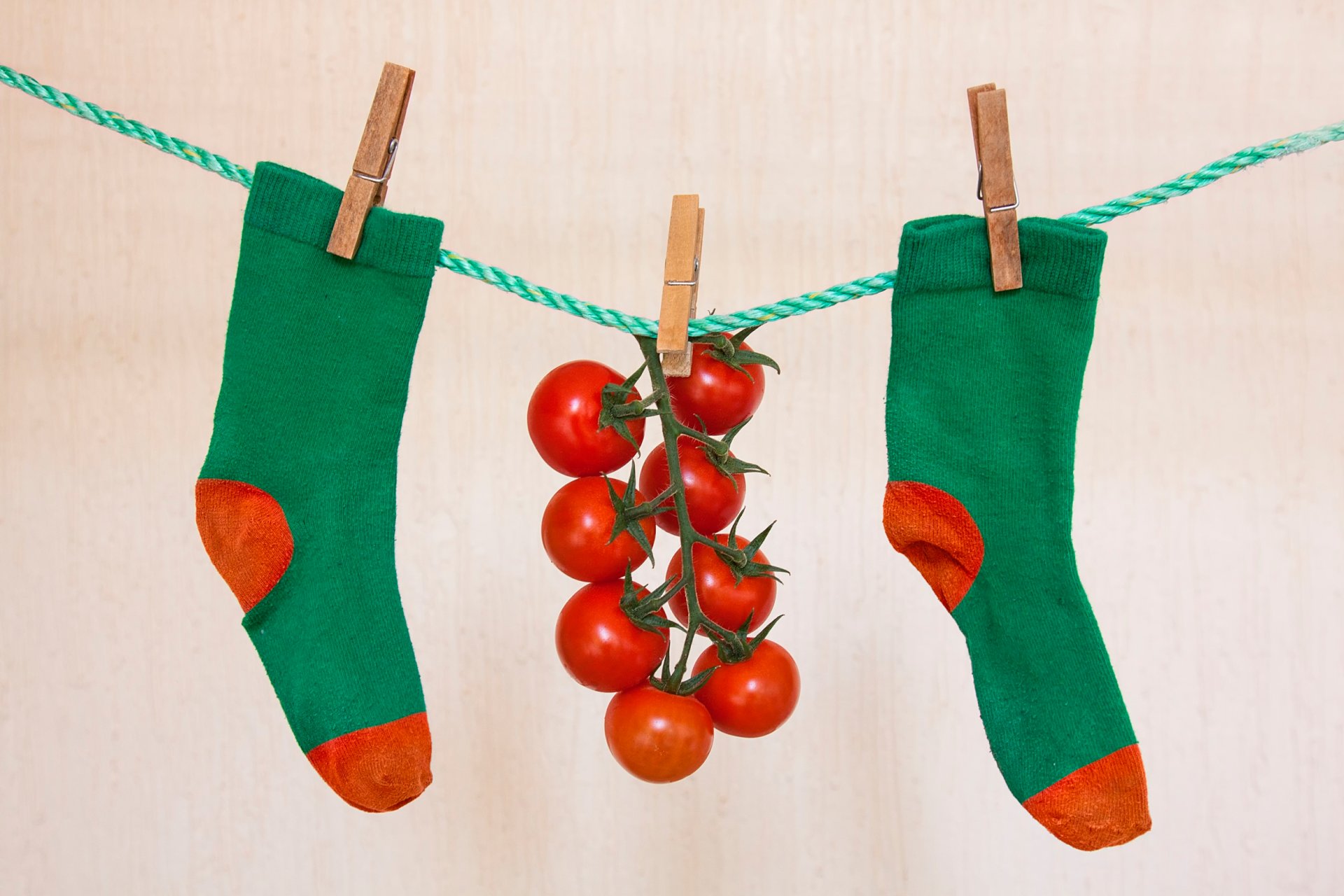 tomates calcetines pinzas para la ropa