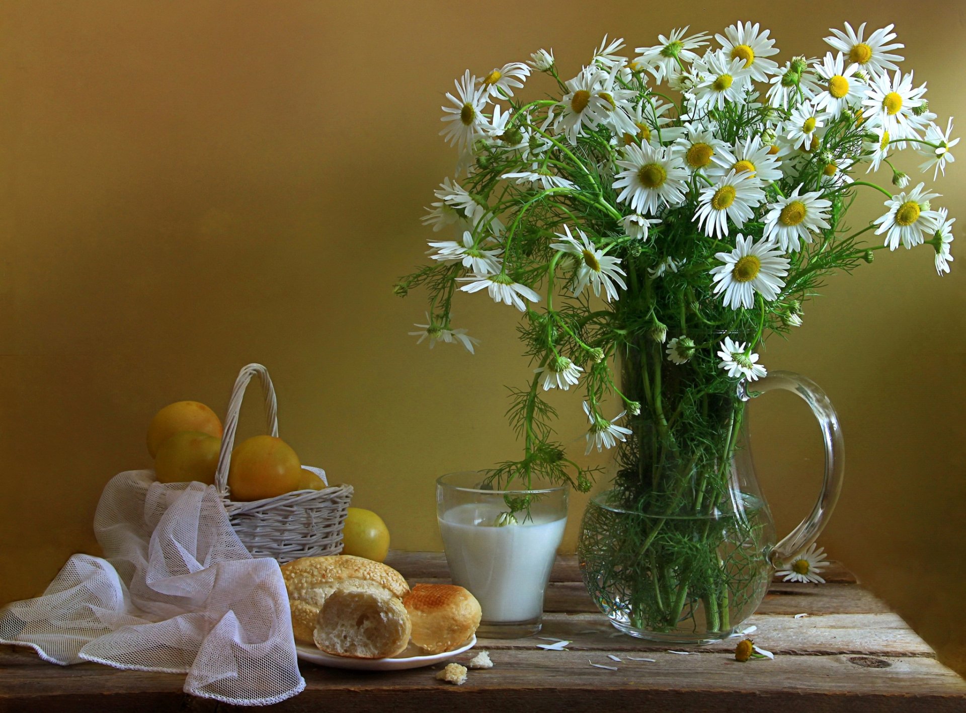 natura morta brocca bicchiere cesto prugne fiori margherite panino latte