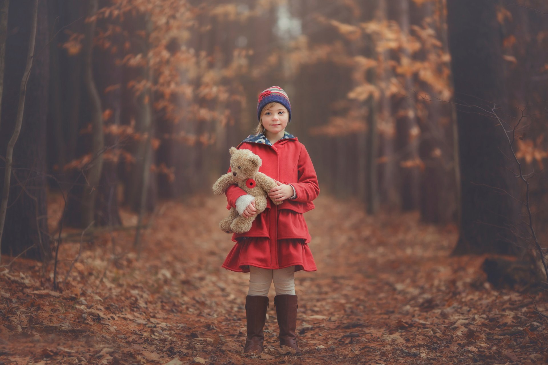 fille forêt automne jouet ours en peluche