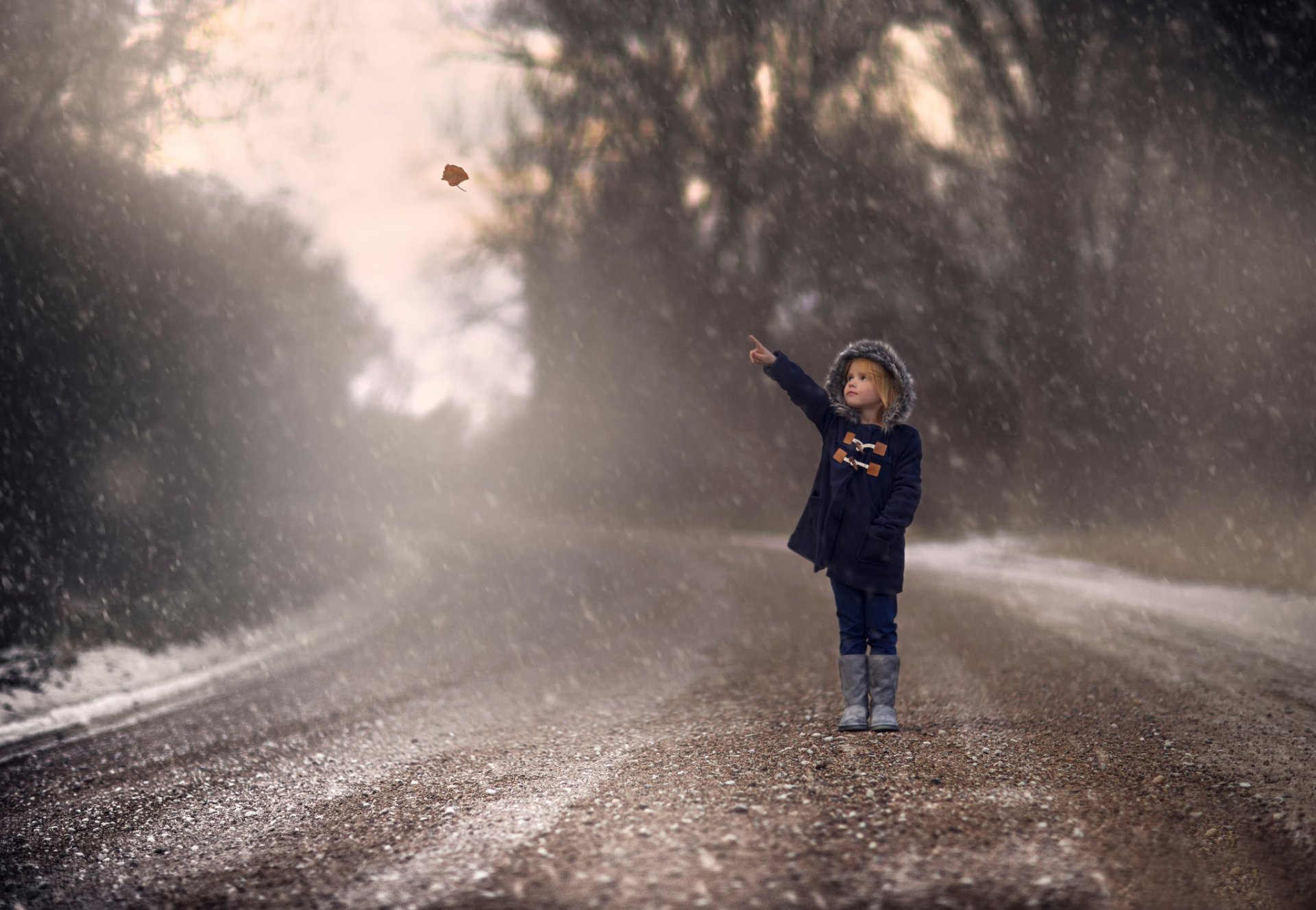 ragazza strada autunno foglia neve