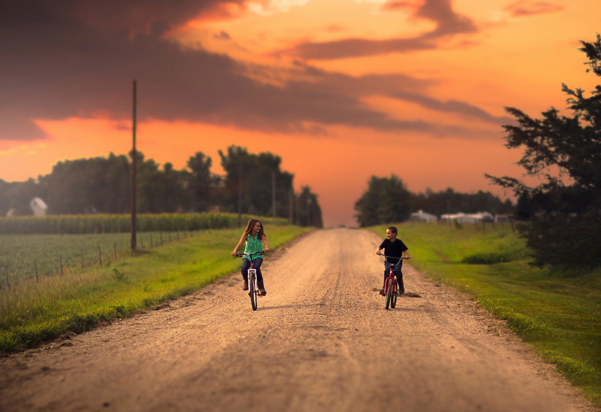 niña niño carretera bicicletas