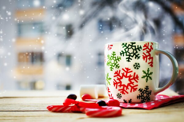 Tazza di festa e dolci sul tavolo