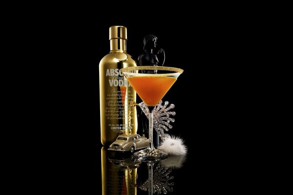 Bottiglia d oro di vodka e cocktail